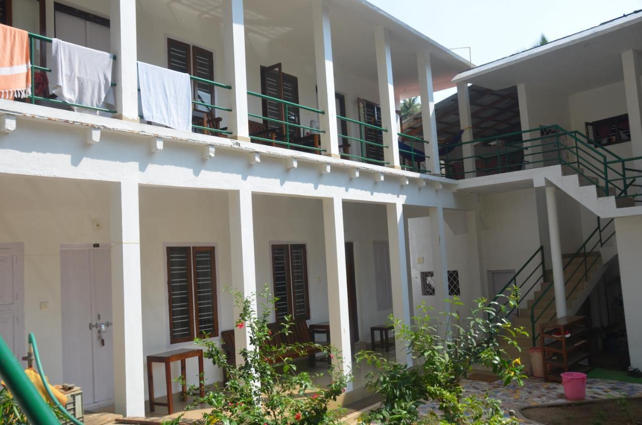 Arya Homestay Bougain Villa Гокарна Экстерьер фото